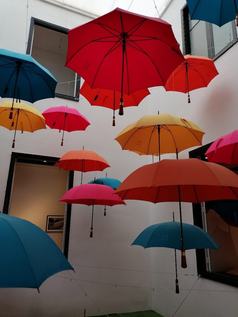 (c) Lloyd 2025: bunte, hängende Regenschirme