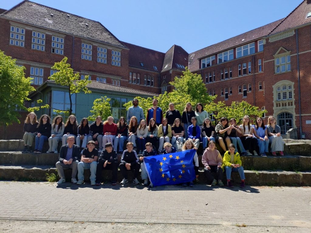 (c) Lloyd 2025: Schüler*innengruppe vor dem Lloyd Gymnasium
