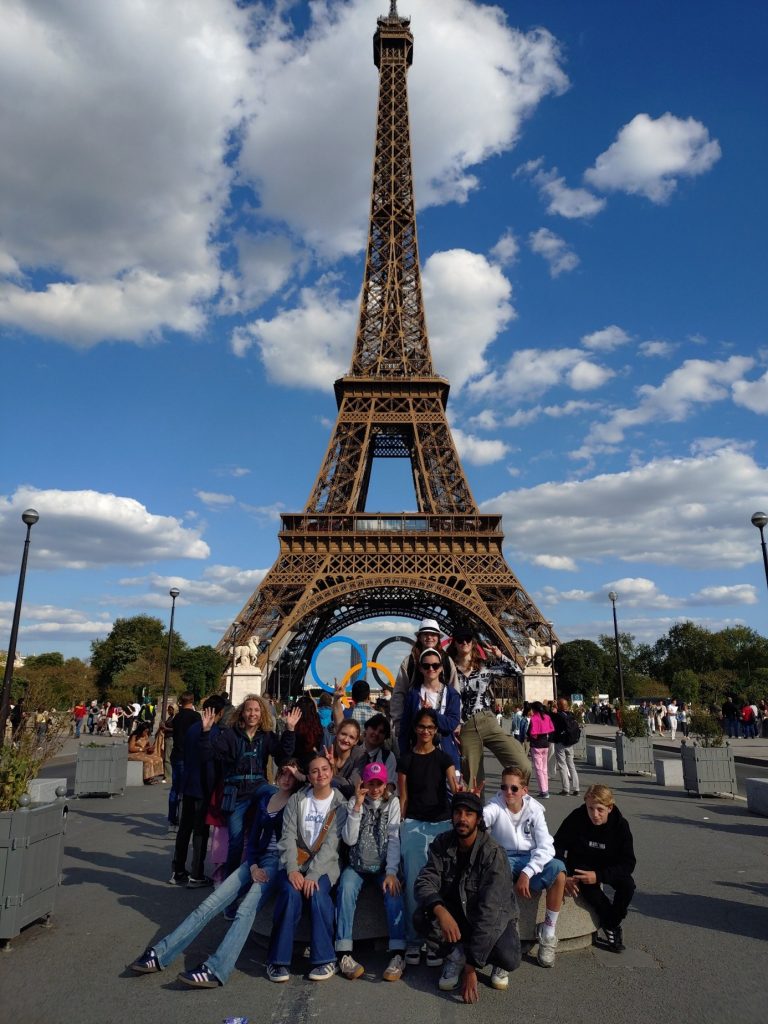 (c) Lloyd 2025: Schüler*innengruppe vor dem Eifelturm