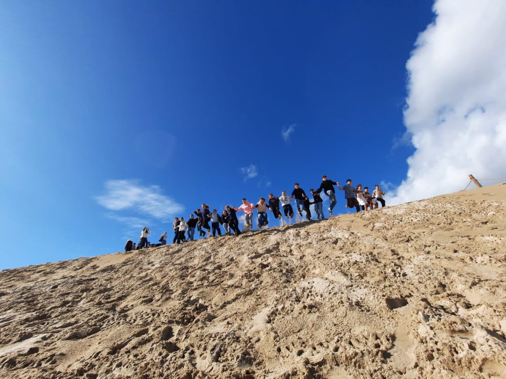 (c) Lloyd 2025: Schülergruppe auf Dünen