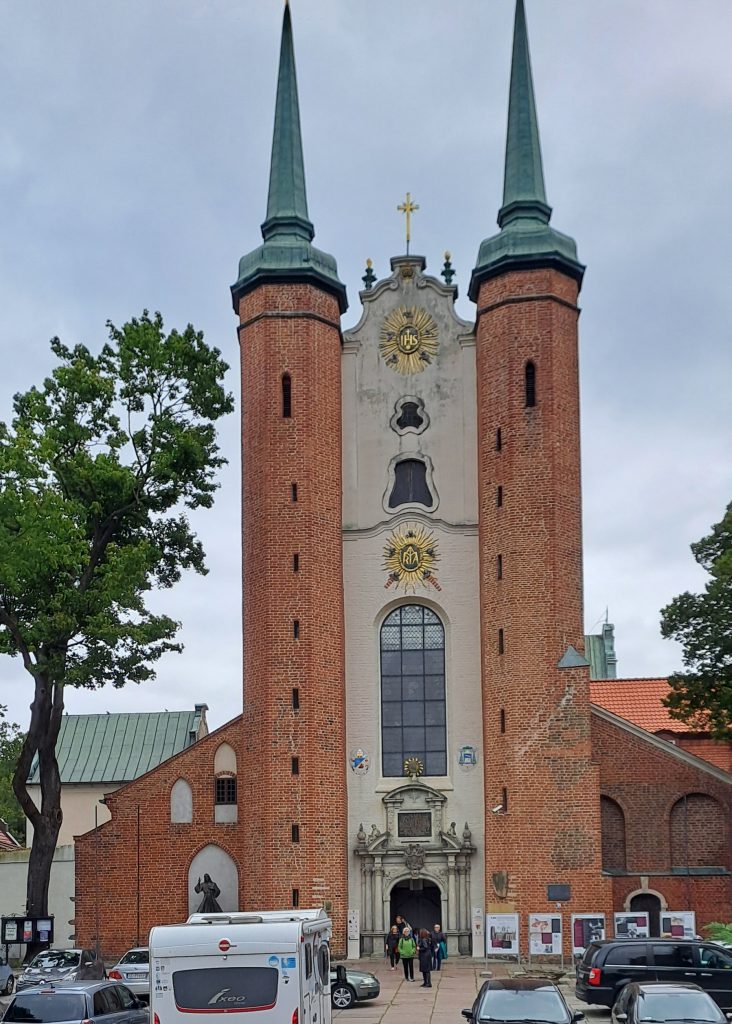 (c) Lloyd 2025: Oliwska Kathedrale von außen