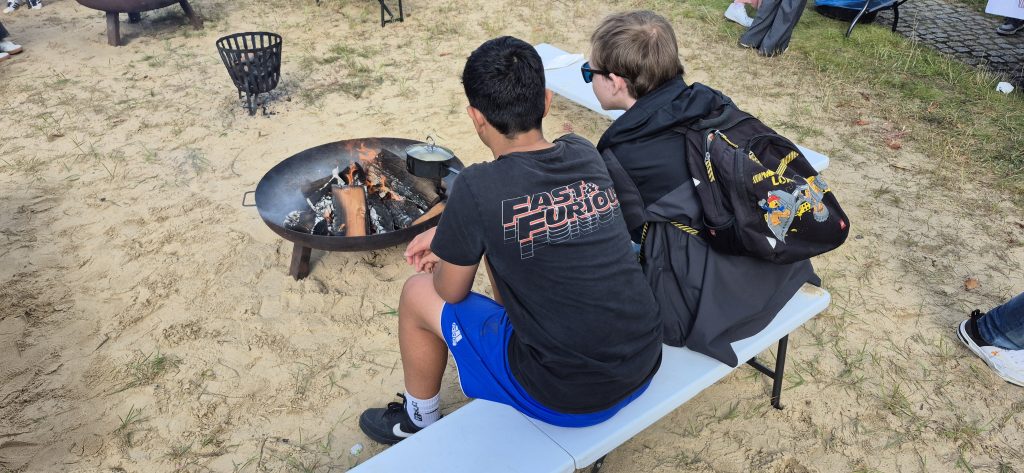 (c) Lloyd 2025: Grillen über dem Feuer
