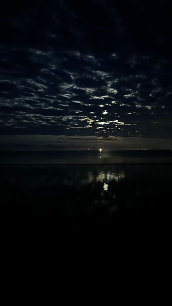 (c) Lloyd 2025: Horizont bei Nacht