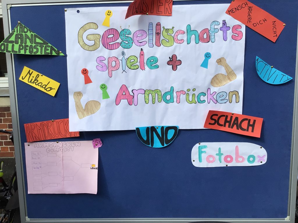(c) Lloyd 2025: Werbung für Gesellschaftsspiele, Armdrücken und Fotobox