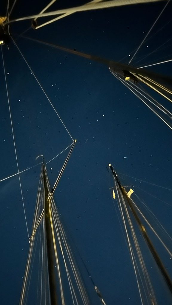 (c) Lloyd 2025: Masten vor dem Sternenhimmel
