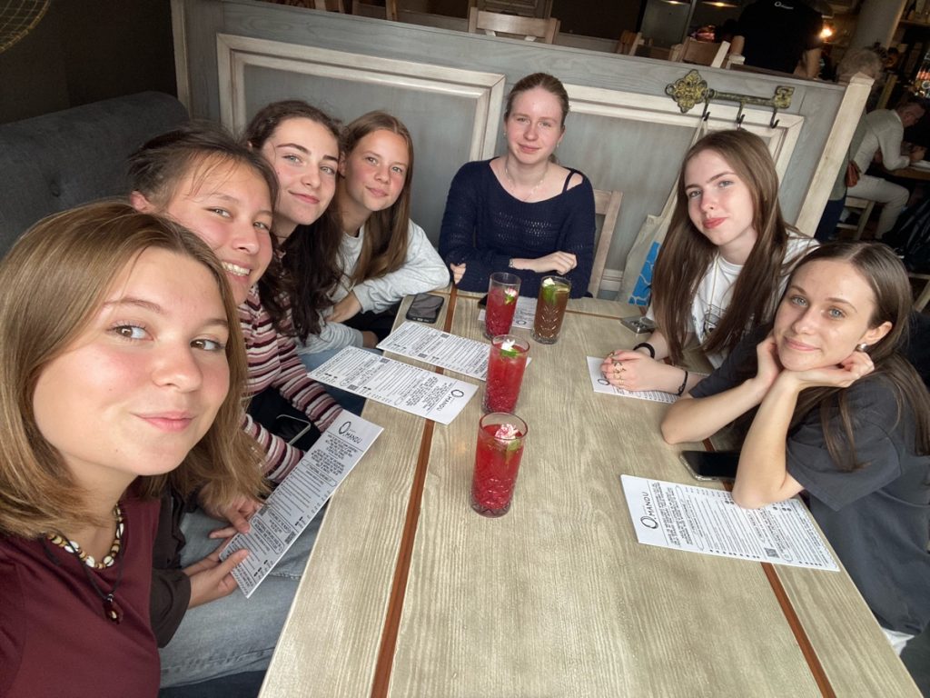 (c) Lloyd: Schülerinnen im Restaurant
