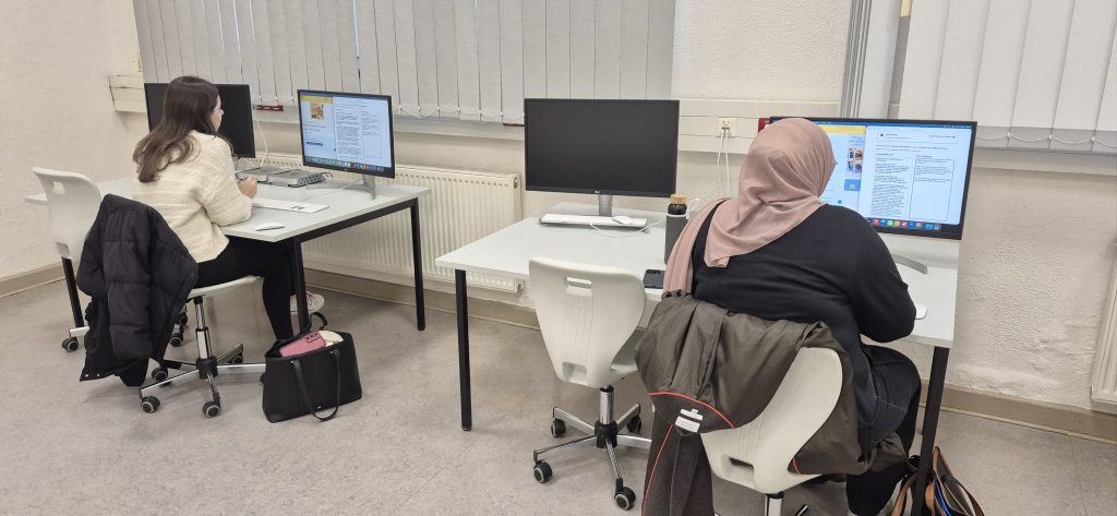 (c) Lloyd 2025: Schülerinnen beim Übersetzungswettbewerb "Juvenes Translatores"