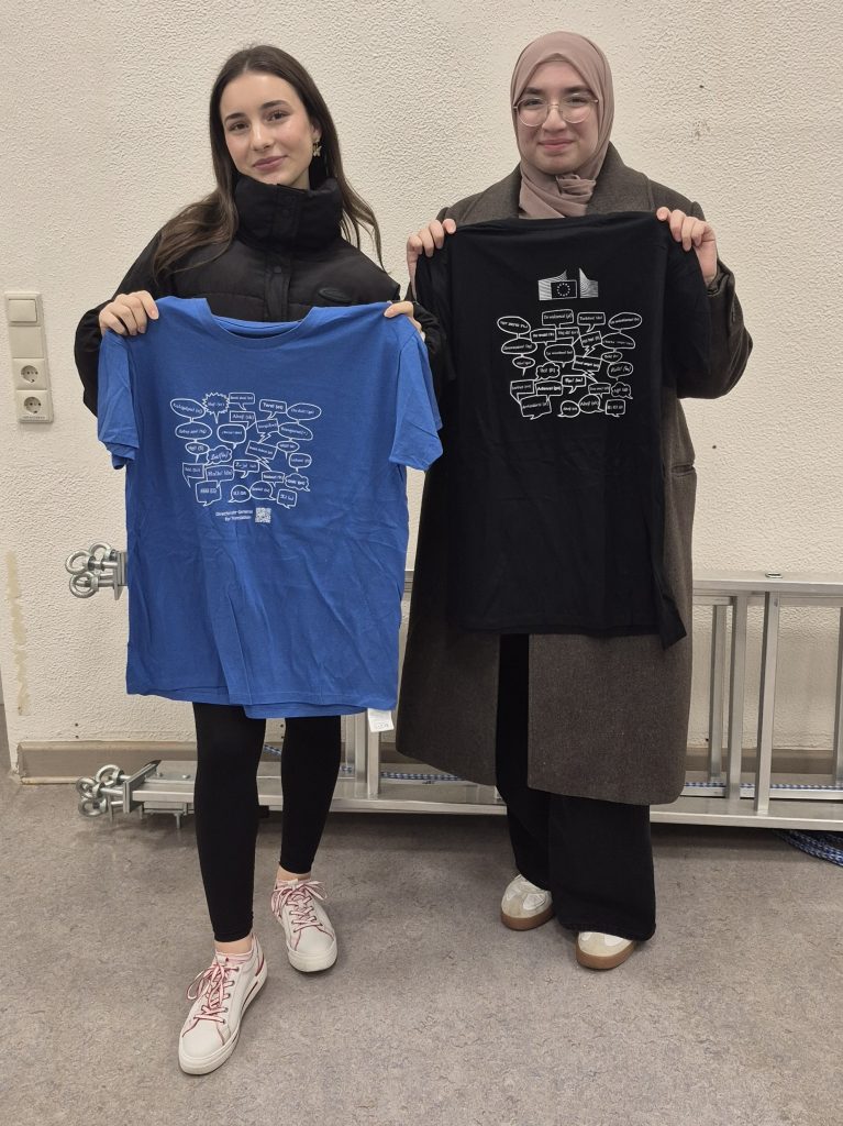 (c) Lloyd 2025: Samanta Šarkanj und Jana Sabiai mit dem offiziellen T-Shirt des Wettbewerbs