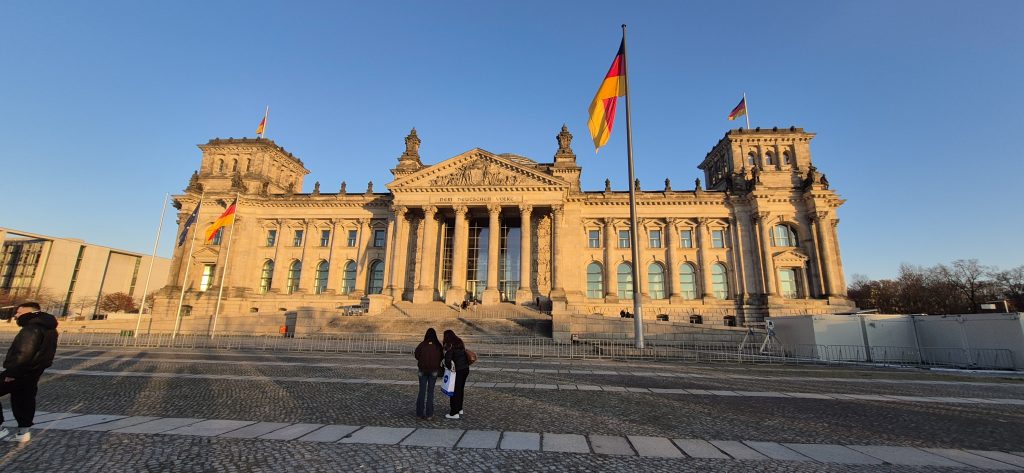 (c) Lloyd 2025: AuĂenansicht des ReichtagsgbeĂ€udes