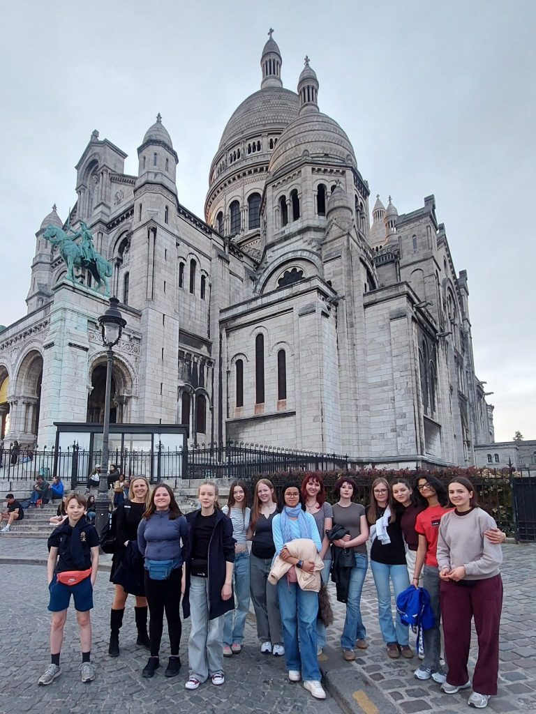 (c) Lloyd 2026: Schüler*innengruppe vor Basilique du Sacré-Cœur de Montmartre