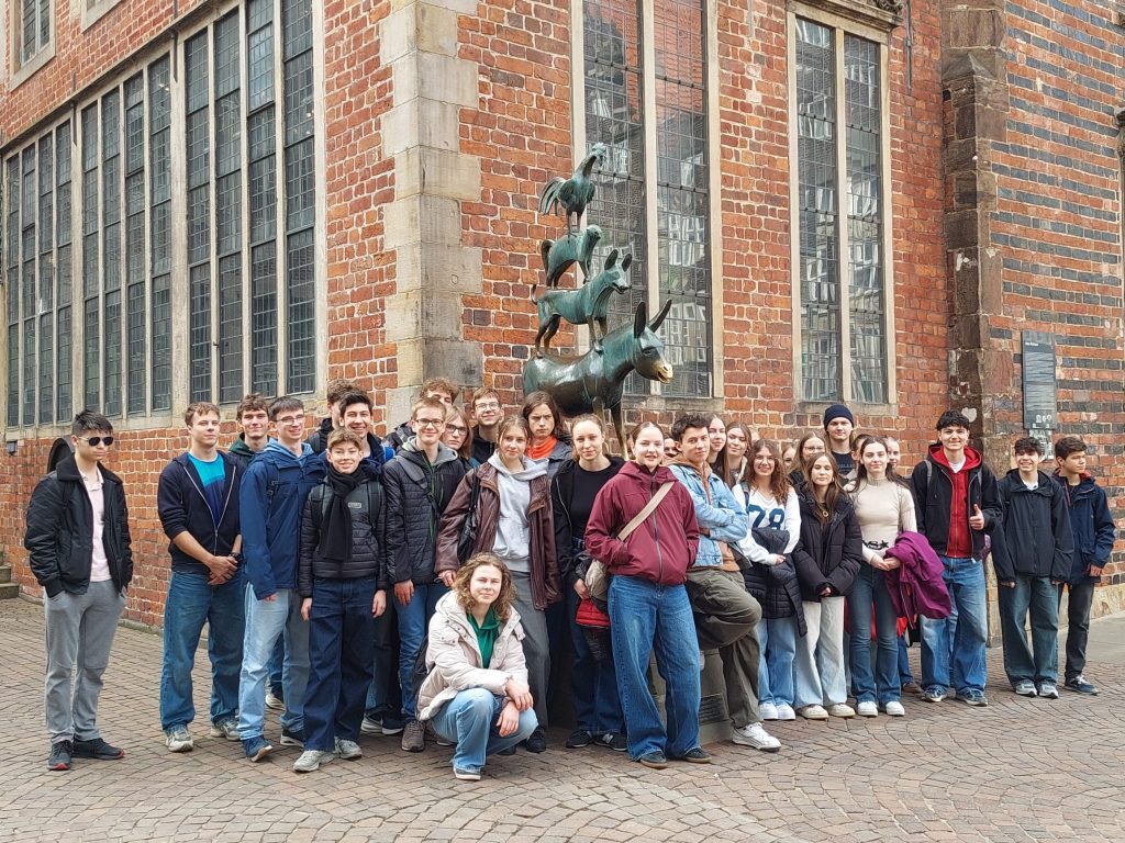(c) Lloyd 2026: Schüler*innen vor den Bremer Stadtmusikanten