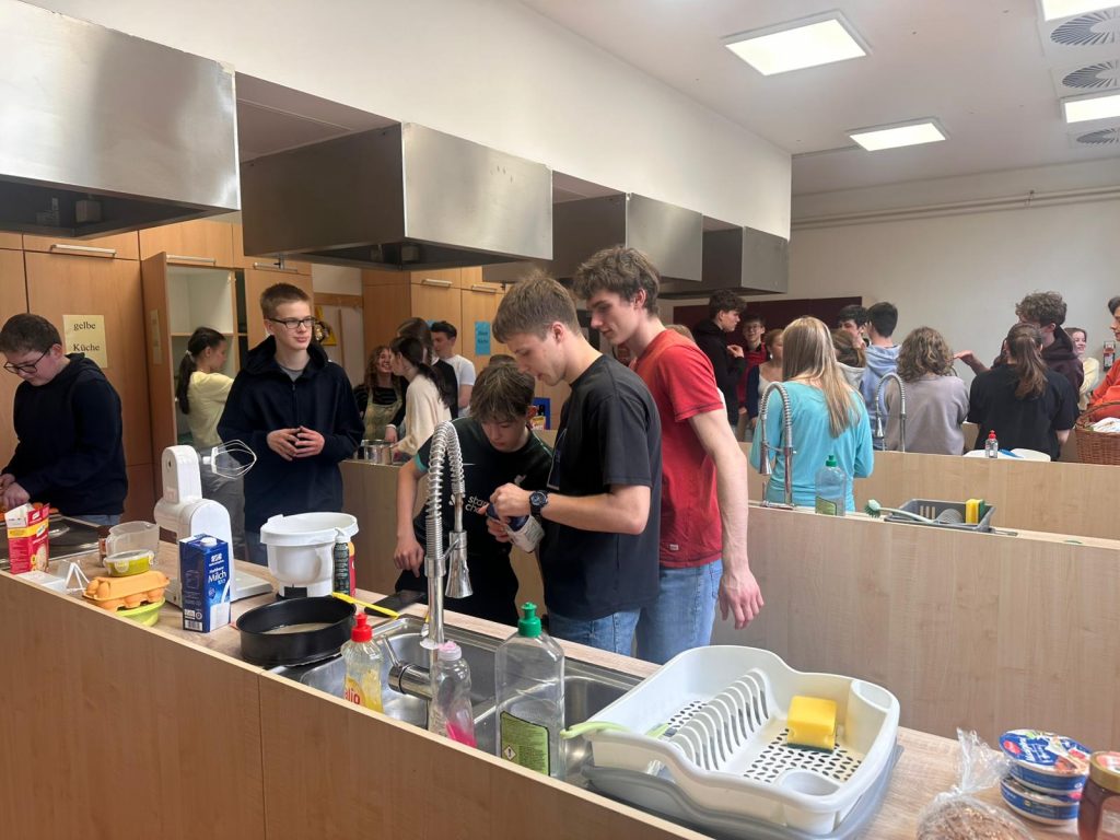 (c) Lloyd 2026: Schüler*innen kochen in der Schulküche