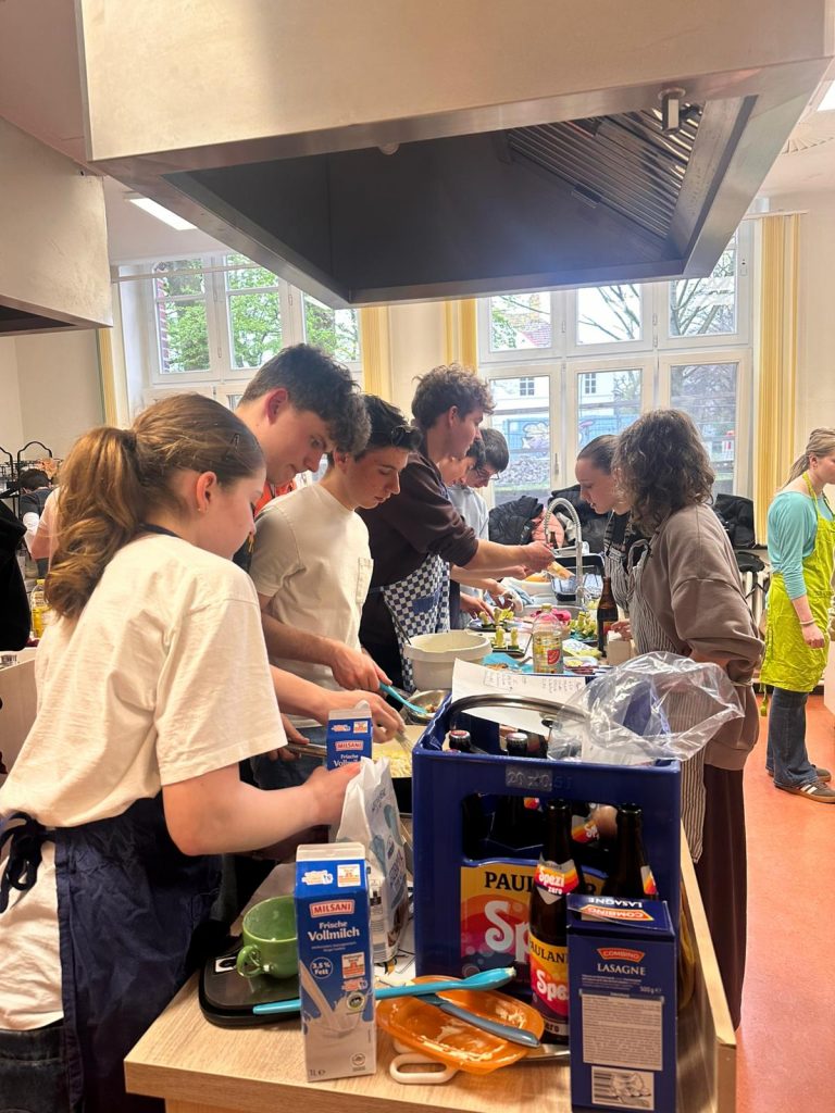 (c) Lloyd 2026: Schüler*innen kochen in der Schulküche