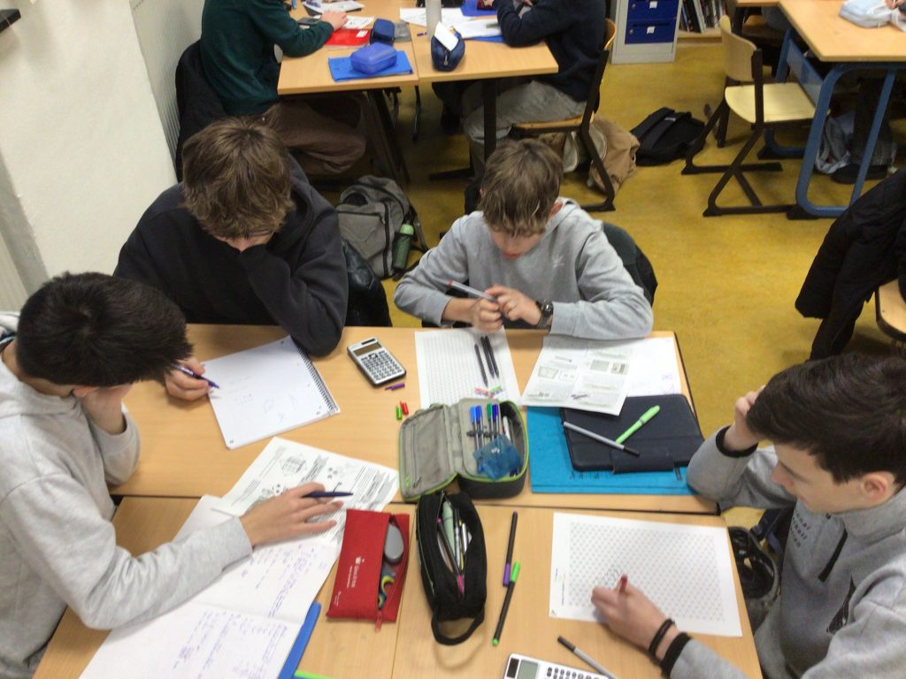 (c) Lloyd 2026: Schüler der Klasse 9c bearbeiten den Wettbewerb