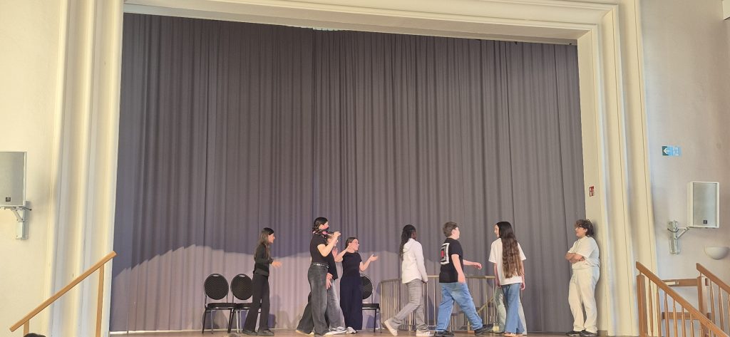 AuffĂŒhrung der Theater-AG zum Thema "Sucht"
