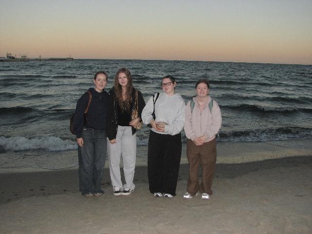 SchĂŒlerinnen am Strand von Danzig