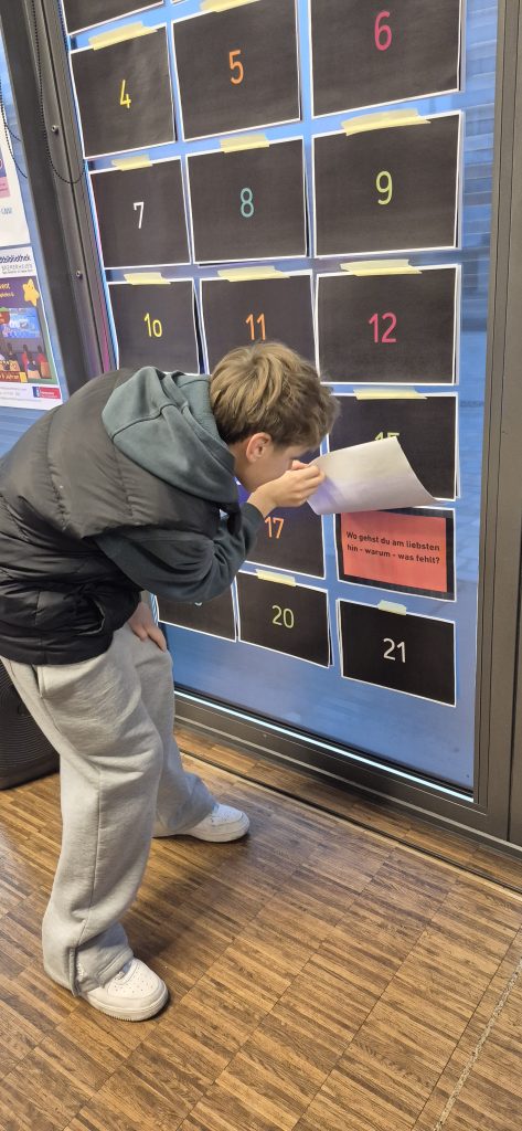 ein Schüler deckt eine Frage auf