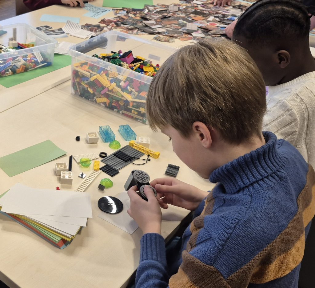 Schüler bauen Teile der Bibliothek aus Lego