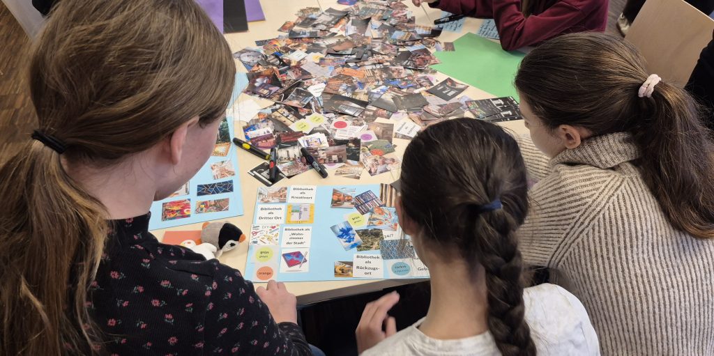 Schülerinnen gestalten ein Moodboard zur Bibliothek