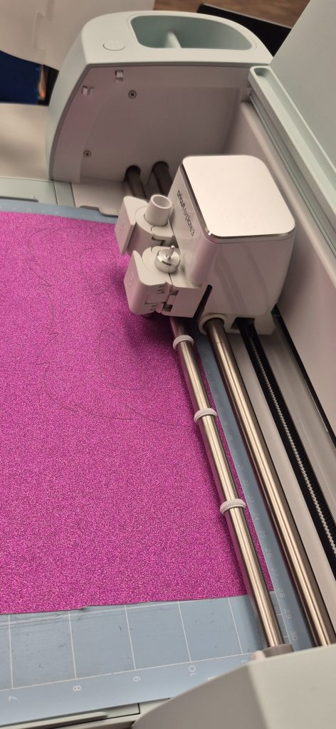 ein Plotter schneidet eine Maske aus